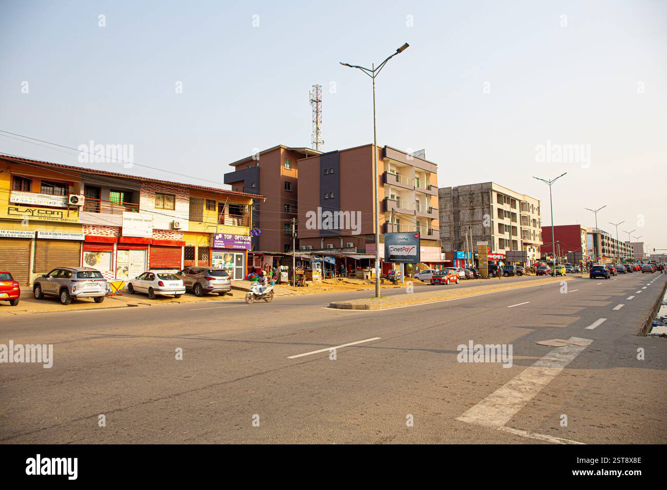 Die Stadt Elfenbeinküste entwickelt täglich ihre Infranstruktion. Mehr Geschäfte und Geschäfte bauen die Schönheit von Präsident Felix Tshisekedi auf. Stockfoto