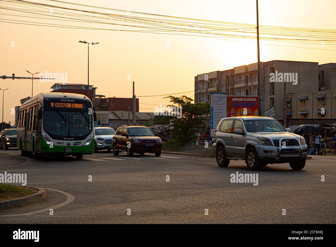 Die Stadt Elfenbeinküste entwickelt täglich ihre Infranstruktion. Mehr Geschäfte und Geschäfte bauen die Schönheit von Präsident Felix Tshisekedi auf. Stockfoto