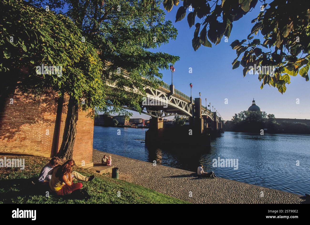 HAUTE-GARONNE (31) TOULOUSE. MOMENT DE DETENTE SUR LES RIVES DE LA GARONNE Stockfoto