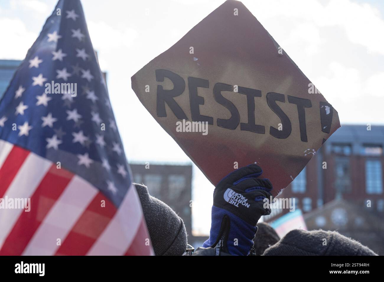 New York, Usa. Februar 2025. Ein Schild mit der Aufschrift „Widerstand!“ Während eines „Not My President's Day“-Protestes gegen US-Präsident Donald Trump im Washington Square Park am 17. Februar 2025 in New York City. Quelle: UPI/Alamy Live News Stockfoto