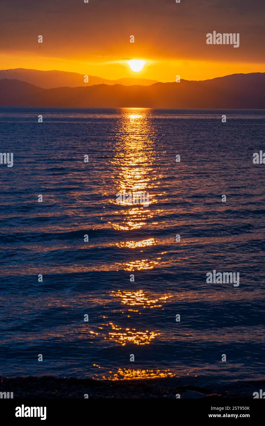 Morning Glow: Sonnenlichtreflektionen auf dem Ohrid Lake Stockfoto