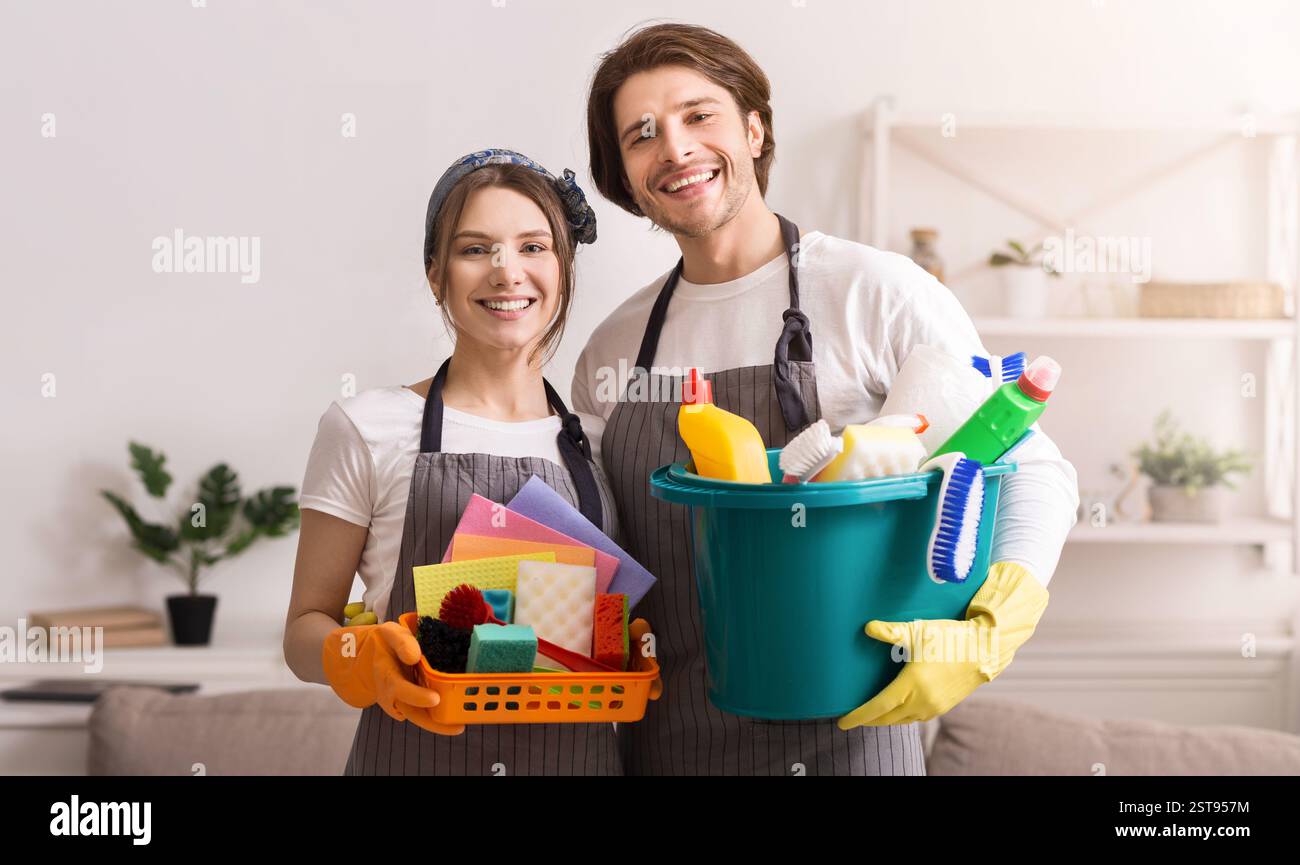 Hausmeisterdienste. Portrait Von Professionellen Reinigungsgeräten Mit Haushaltszubehör In Den Händen Stockfoto