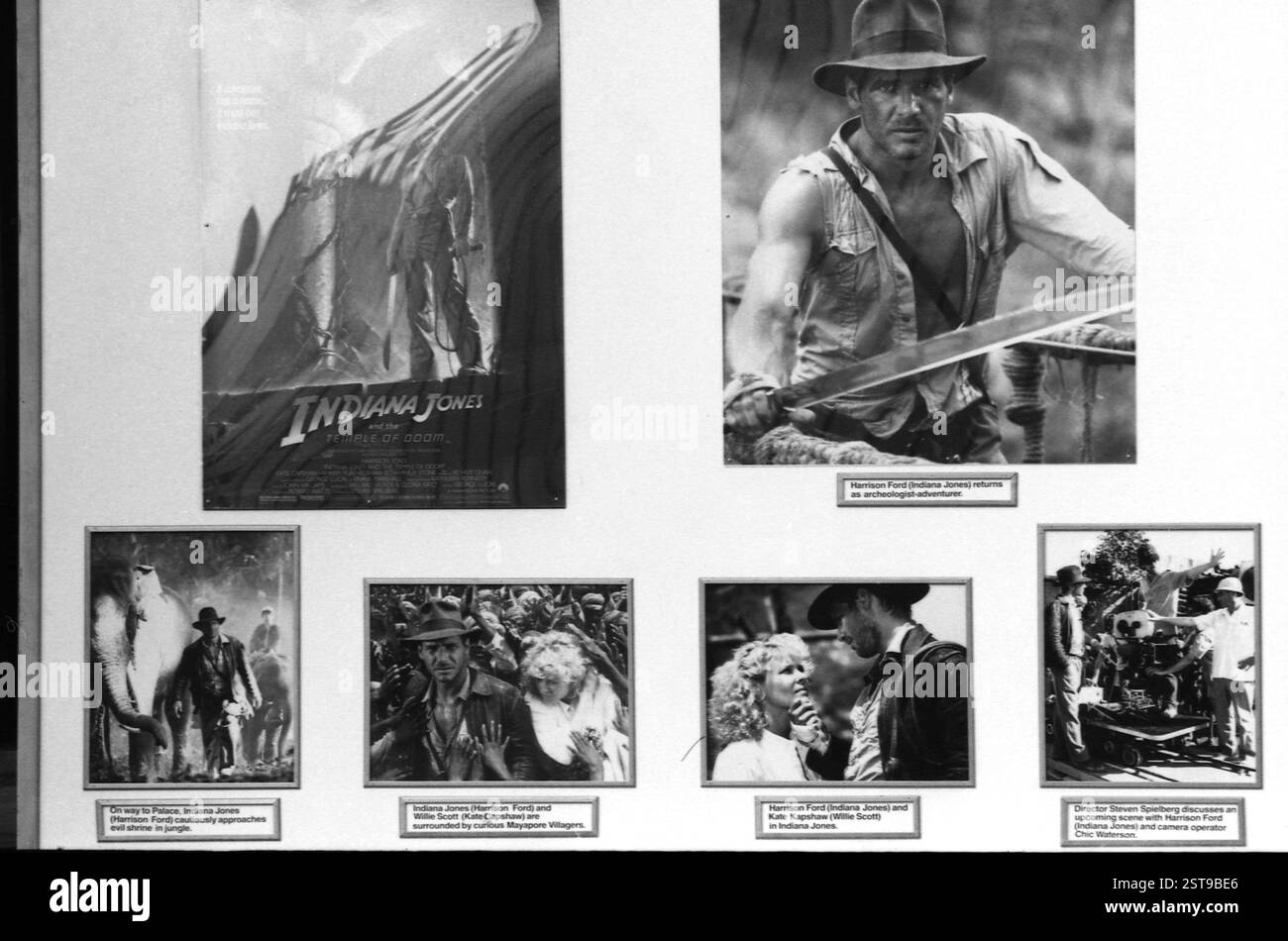 Hollywood Boulevard, Los Angeles, CA, USA, 1984. Plakate für den neuen Steven Spielberg-Film „Indiana Jones and the Temple of Doom“ vor einem Theater am Hollywood Boulevard. Stockfoto