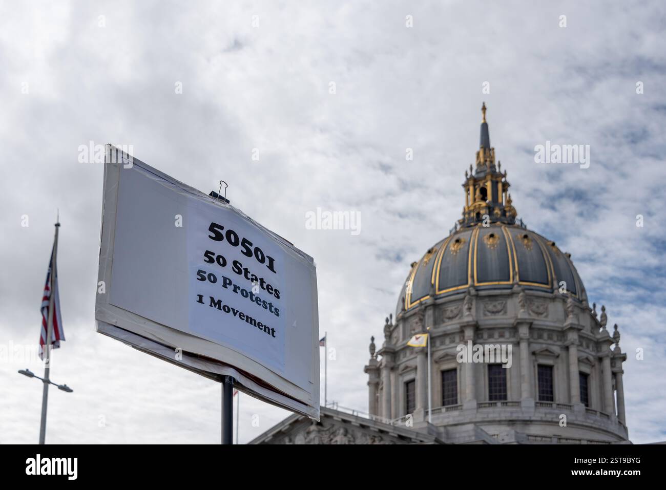 San Francisco, Kalifornien, USA, 17. Februar 2025. Hoch neben der Kuppel des Rathauses von San Francisco befindet sich ein Schild mit der Aufschrift „50501, 50 Staaten, 50 Proteste, 1 Bewegung“ beim „No Kings Day“-Protest am Civic Center Plaza. Shelly Rivoli/Alamy Stockfoto