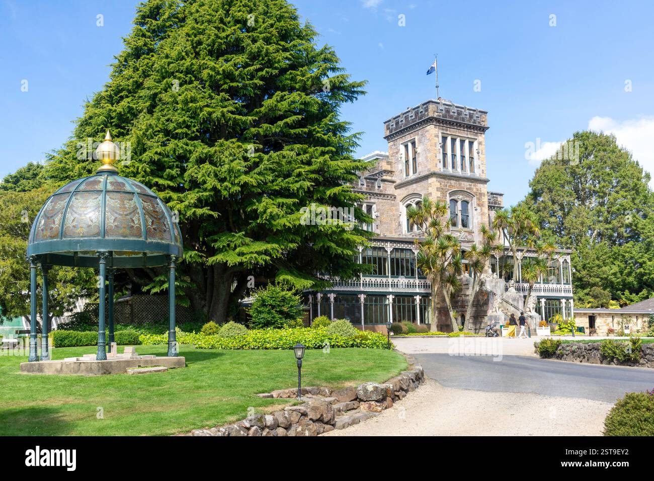 Schloss Larnachs (1871) und Gärten, Camp Road, Sandymount, Halbinsel Otago (Muaūpoko), Dunedin (Ōtepoti), Otago Region, Südinsel, Neuseeland Stockfoto