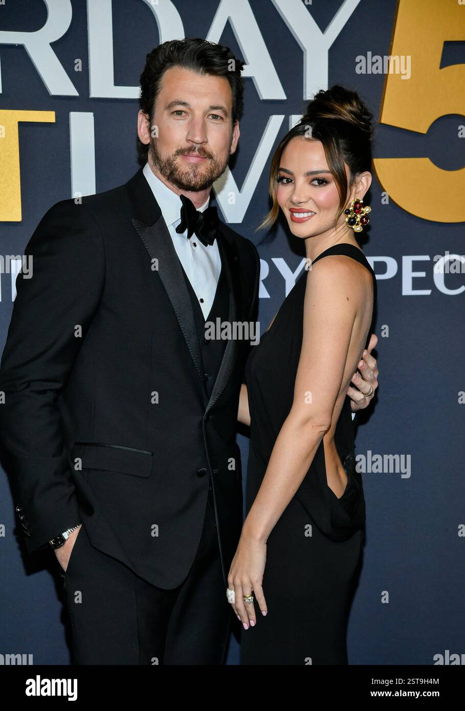 Miles Teller, left, and wife Keleigh Sperry attend the SNL50: The Anniversary Special at Rockefeller Plaza on Sunday, Feb. 16, 2025, in New York. (Photo by Evan Agostini/Invision/AP) Stockfoto