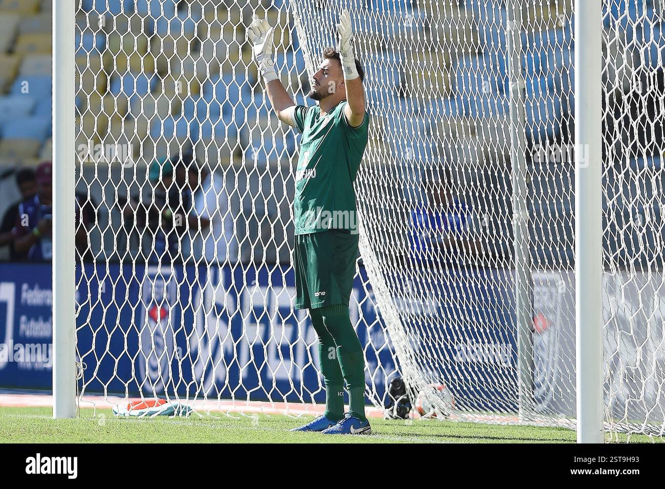 Rio de Janeiro, Brasilien, 16. Februar 2025. Torhüter Lucas Maticolli aus der Nova Iguacu Mannschaft, während eines Spiels gegen Fluminense, für die 202 Stockfoto