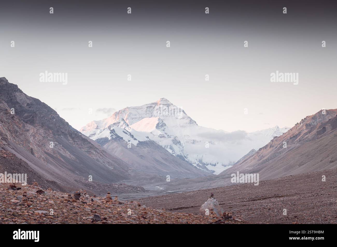 Mount Everest früh am Morgen vom Basislager in Tibet auf 5200 m Höhe Stockfoto