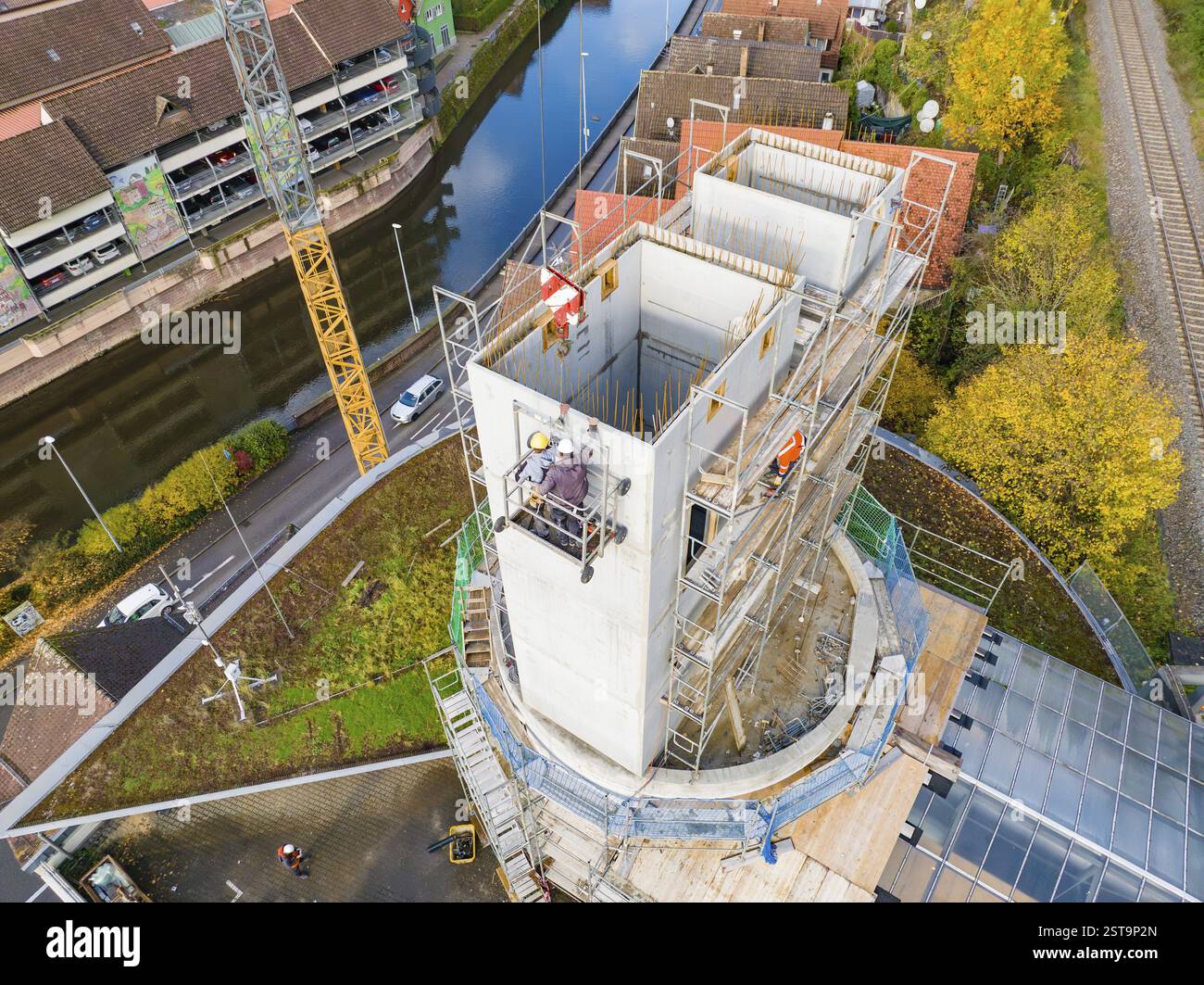 Großbauprojekt mit Kränen und Gerüsten in einem Stadtgebiet am Fluss, Erweiterung des Bahnhofs Calw für das neue Gleis der H Stockfoto