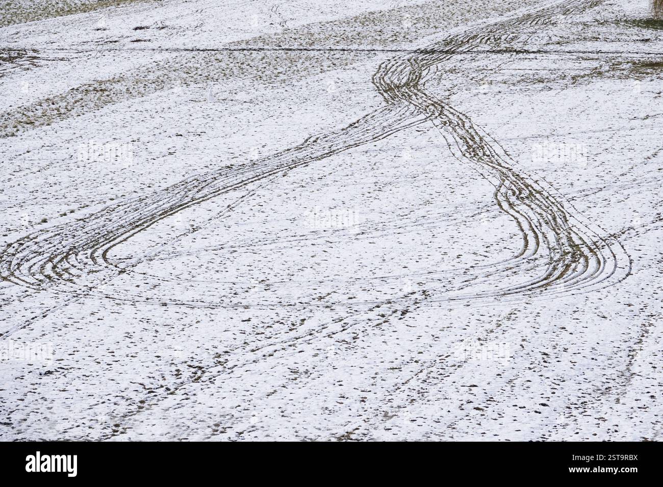 Symbolisches Bild für eine Kehrtwende, Spuren im Schnee, Winter, Deutschland, Europa Stockfoto