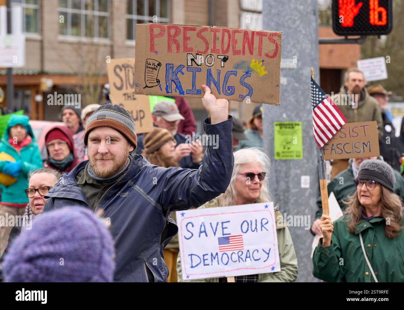 Die Menschen halten Zeichen bei einer pro-demokratischen Demonstration in Eugene, Oregon, USA, am Präsidenten-Tag, 17. Februar, 2025. Stockfoto