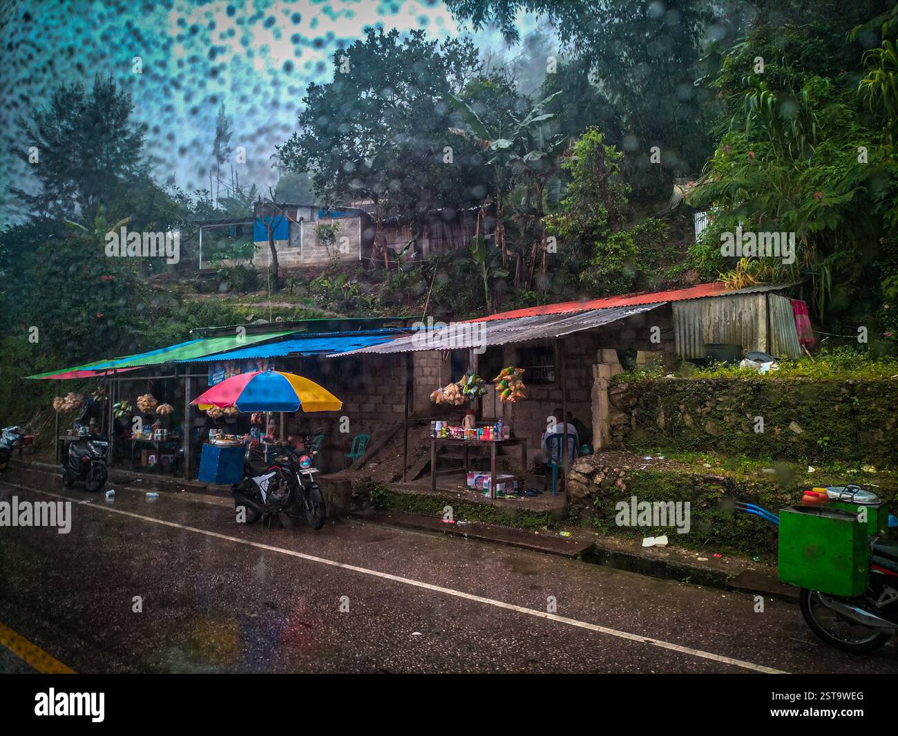 Straßenmarkt im Regen – Aileu, Timor-Leste Roadside Scene Stockfoto