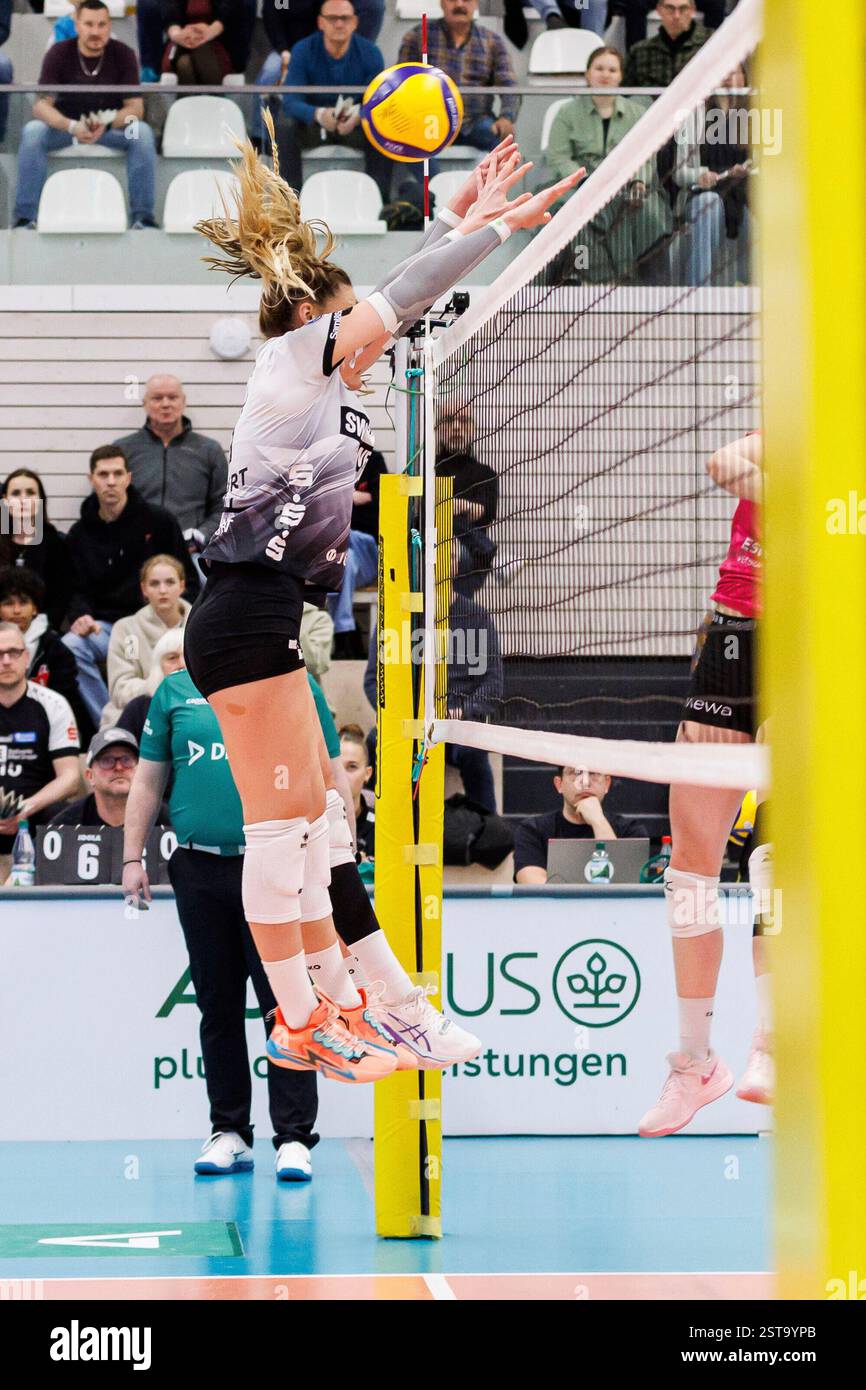 Erfurt, Deutschland. Februar 2025. Alina Zellin (Schwarz-Weiss Erfurt, 1) beim Block, 15.02.2025, Erfurt (Deutschland), Volleyball, 1. Bundesliga Frauen, Schwarz-Weiss Erfurt - 1. VC Wiesbaden Credit: dpa/Alamy Live News Stockfoto