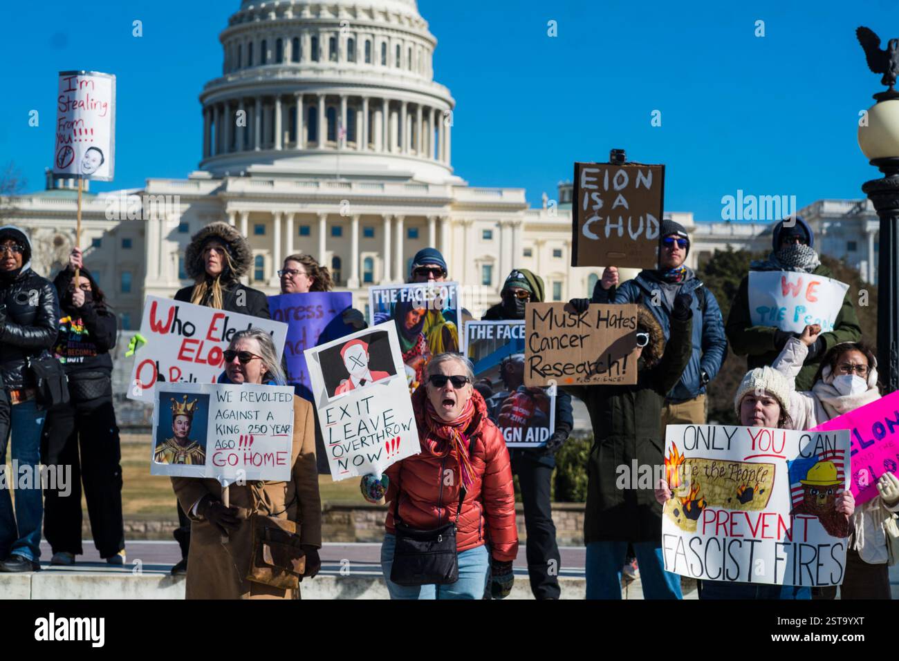 Washington, DC, USA. Februar 2025. Demonstranten versammeln sich in der Nähe des Kapitols zum „No Kings Day Protest gegen die Politik der Trump-Regierung und Elon Musk am Tag des Präsidenten im US-Kapitol in Washington DC. (Foto: © Brian Branch Price/ZUMA Press Wire) NUR REDAKTIONELLE VERWENDUNG! Nicht für kommerzielle ZWECKE! Stockfoto