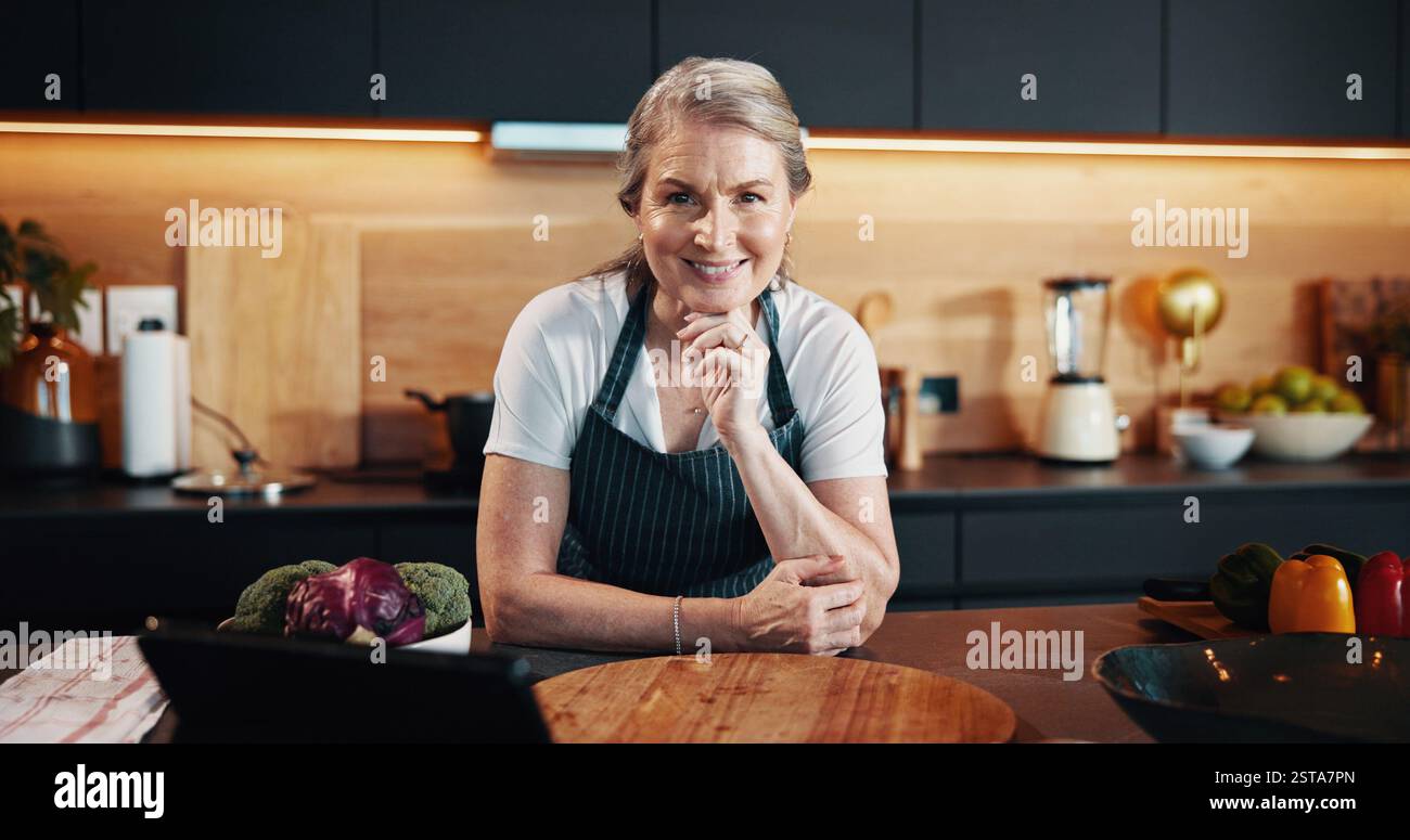 Zuhause, Porträt und Frau in der Küche, Tablet oder Essen mit Ernährung, sozialen Medien oder Selbstvertrauen. Senior Person, Apartment und Koch mit Technik, kulinarischer Küche Stockfoto