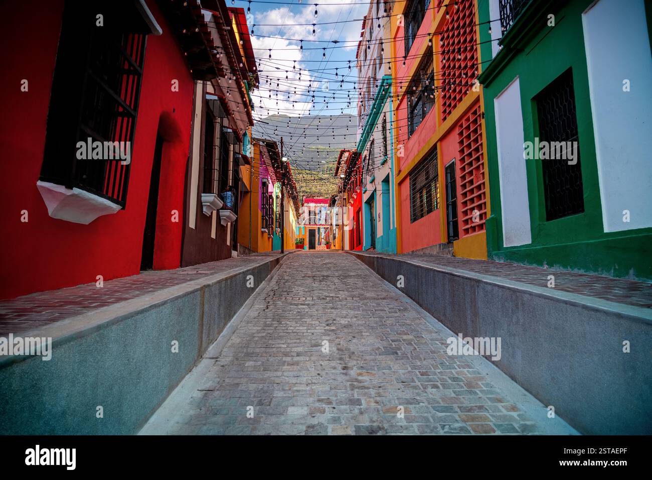 Farbenfrohe Häuser in der Stadt La Guaira, Venezuela. Enge Gassen in der Stadt. Stockfoto Farbenfrohe Häuser in der Stadt La Guaira, Venezuela. Enge Gassen in der Stadt. Stockfoto