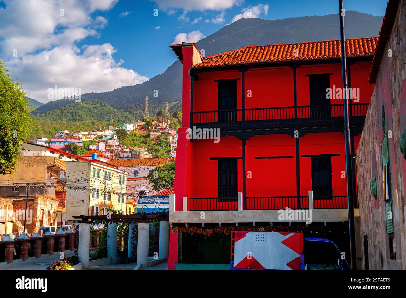 Bunte Gebäude in Südamerika. Venezuela, La Guaira. Eine Stadt zwischen den Bergen und der Küste des Karibischen Meeres. Stockfoto Bunte Gebäude in Südamerika. Venezuela, La Guaira. Eine Stadt zwischen den Bergen und der Küste des Karibischen Meeres. Stockfoto