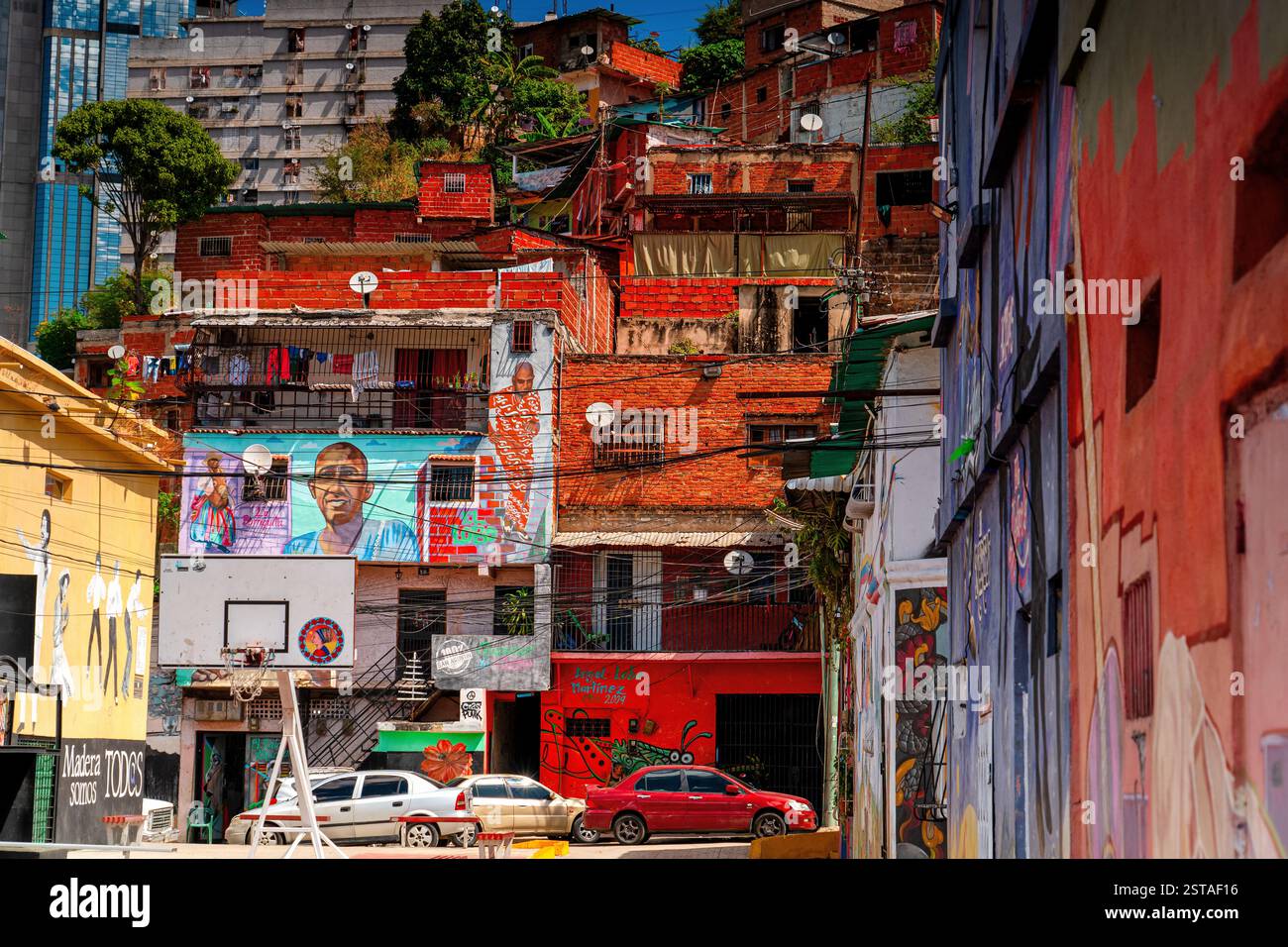 Armselige Gegend in Caracas, Venezuela. Slums auf Südlateinisch. Basketballplatz und Backsteinhäuser Stockfoto Armselige Gegend in Caracas, Venezuela. Slums auf Südlateinisch. Basketballplatz und Backsteinhäuser Stockfoto