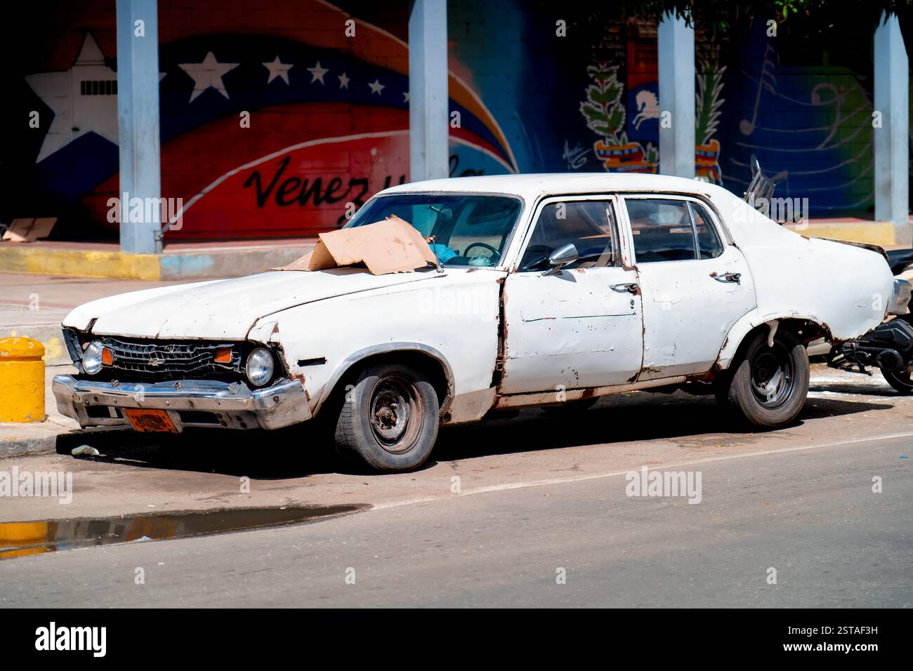 Ein alter Oldtimer, der auf einer Straße in der Innenstadt von Caracas, Venezuela, geparkt hat. Ein typischer Anblick auf den Straßen Lateinamerikas. Stockfoto Ein alter Oldtimer, der auf einer Straße in der Innenstadt von Caracas, Venezuela, geparkt hat. Ein typischer Anblick auf den Straßen Lateinamerikas. Stockfoto