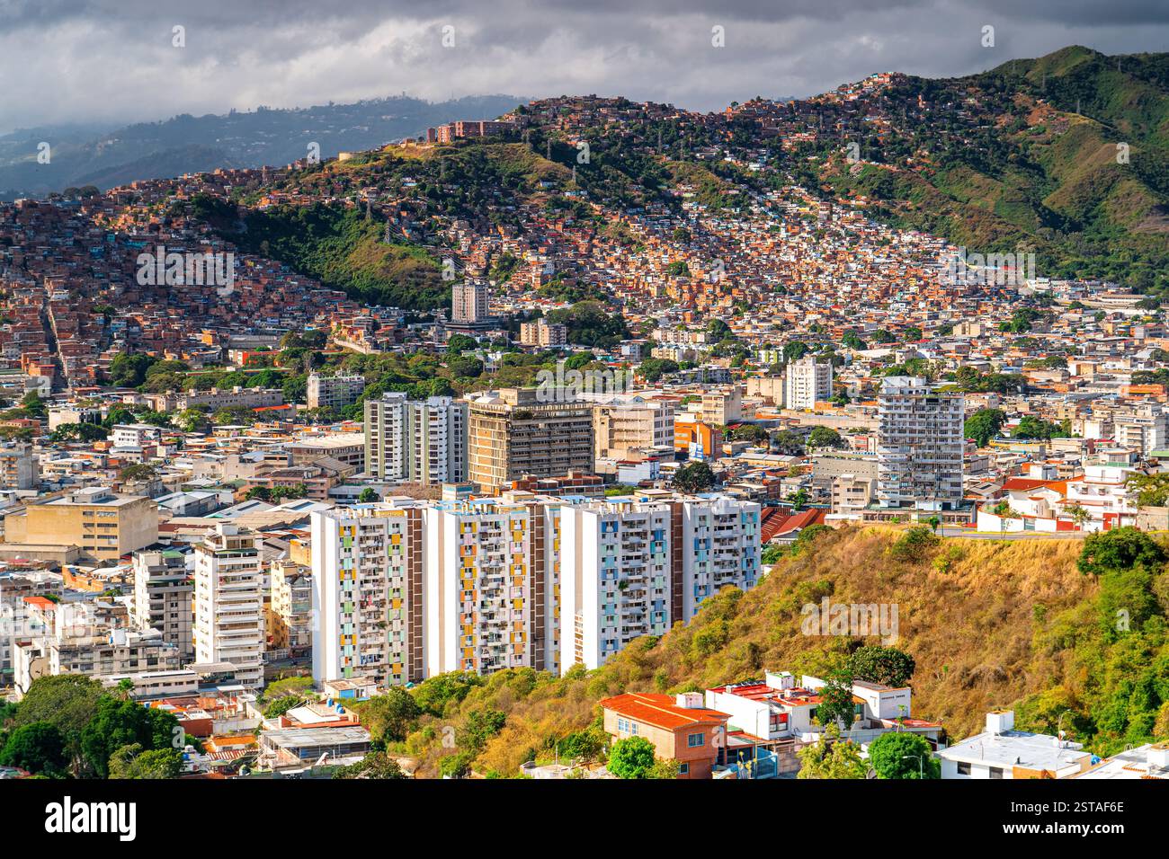Blick aus der Vogelperspektive auf moderne Gebäude im Zentrum von Caracas. Die Hauptstadt Venezuelas, eine große Stadt in Lateinamerika. Berge im Hintergrund des Stockfoto Blick aus der Vogelperspektive auf moderne Gebäude im Zentrum von Caracas. Die Hauptstadt Venezuelas, eine große Stadt in Lateinamerika. Berge im Hintergrund des Stockfoto