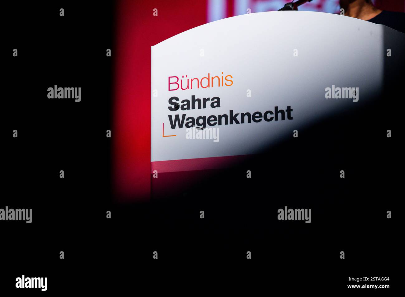 17.02.2025: Das Logo von Bündnis Sahra Wagenknecht BSW während des Wahlkampfauftritts der Spitzenkandidatin in der Stadthalle Bielefeld. , Bielefeld Nordrhein-Westfalen Deutschland Stadthalle *** 17 02 2025 das Logo von Bündnis Sahra Wagenknecht BSW während des Wahlkampfes Auftritt des Spitzenkandidaten in der Stadthalle Bielefeld , Bielefeld Nordrhein-Westfalen Deutschland Stadthalle Stockfoto