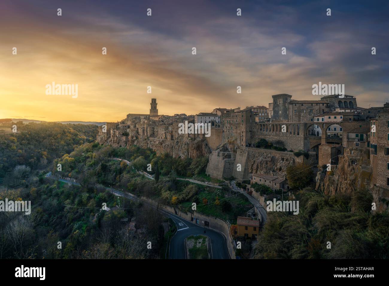Das historische Dorf Pitigliano, das auf Tufffelsen gebaut wurde. Ein wunderschöner Blick auf das Dorf bei Sonnenuntergang Maremma, Grosseto Provinz, Toskana Region, Italien Stockfoto