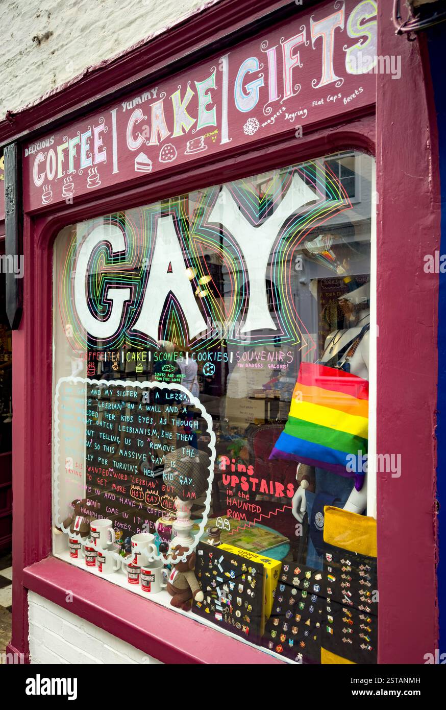 Farbenfrohe Fassade des Sherlock Holmes Imaginarium und des LGBTQIA+-Shops in York. North Yorkshire, Großbritannien Stockfoto