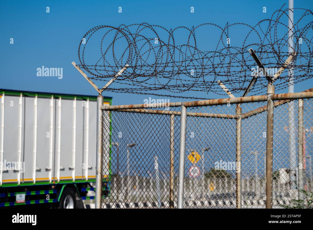 Scharfer Stacheldrahtzaun blockiert den Zugang. Überwachung, Konflikte und eingeschränkte Freiheiten, die geopolitische Spaltungen und die Auswirkungen von widerspiegeln Stockfoto