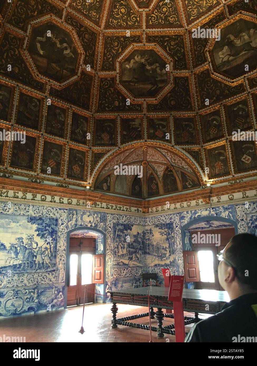 Das Bild zeigt eine Szene in Sintra, Portugal. Der Text „SFOR“ ist wahrscheinlich ein Akronym für „Stabilization Force“. Das Bild könnte auch ein Logo für einen Co sein Stockfoto