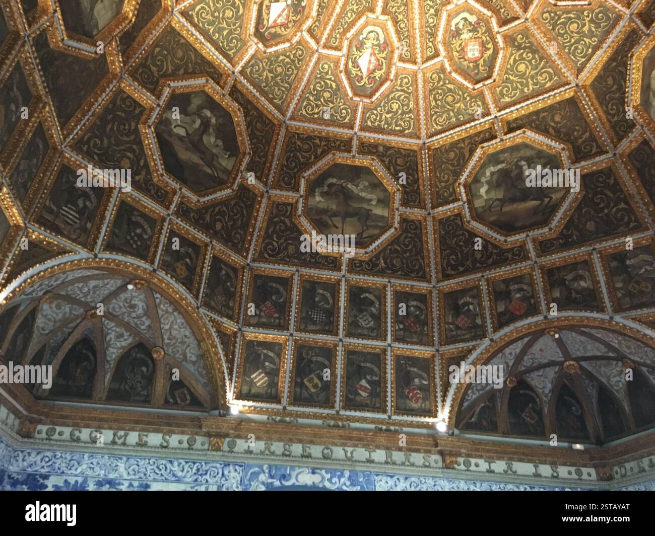 Sala dos Brasões, Pena Palace, Sintra, Portugal. Achteckiger Raum mit kunstvoller goldener Decke und komplizierten Holzschnitzereien. Heraldische Symbole des Portugiesischen Stockfoto