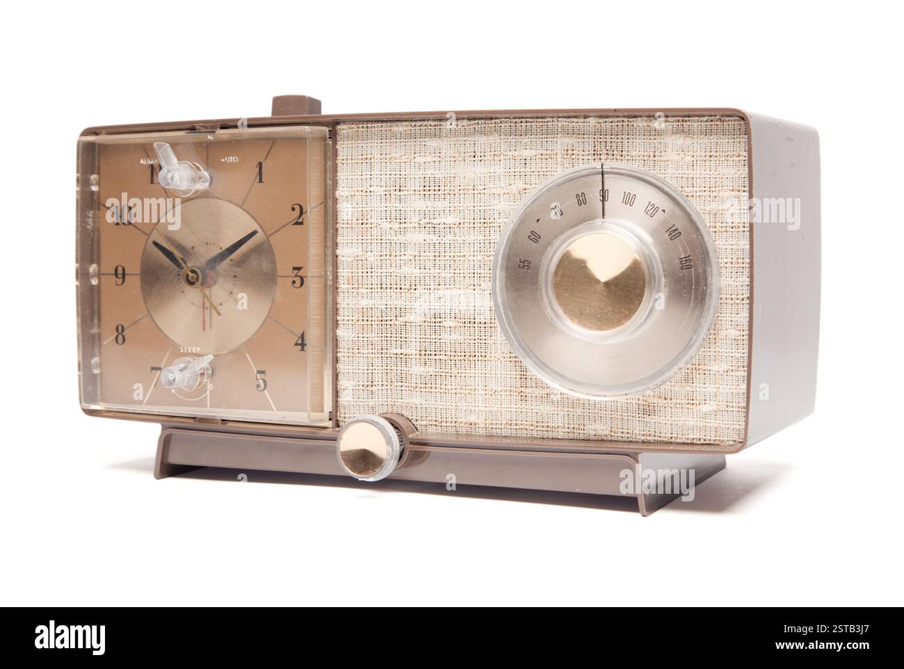 Vintage-Uhr-Radio mit Blick nach links isoliert auf weißem Hintergrund. Stockfoto