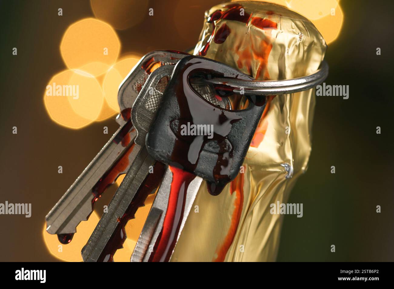 Trinken Sie nicht und fahren Sie - Schlüssel und Champagner im Urlaub abstrakter Hintergrund. Stockfoto