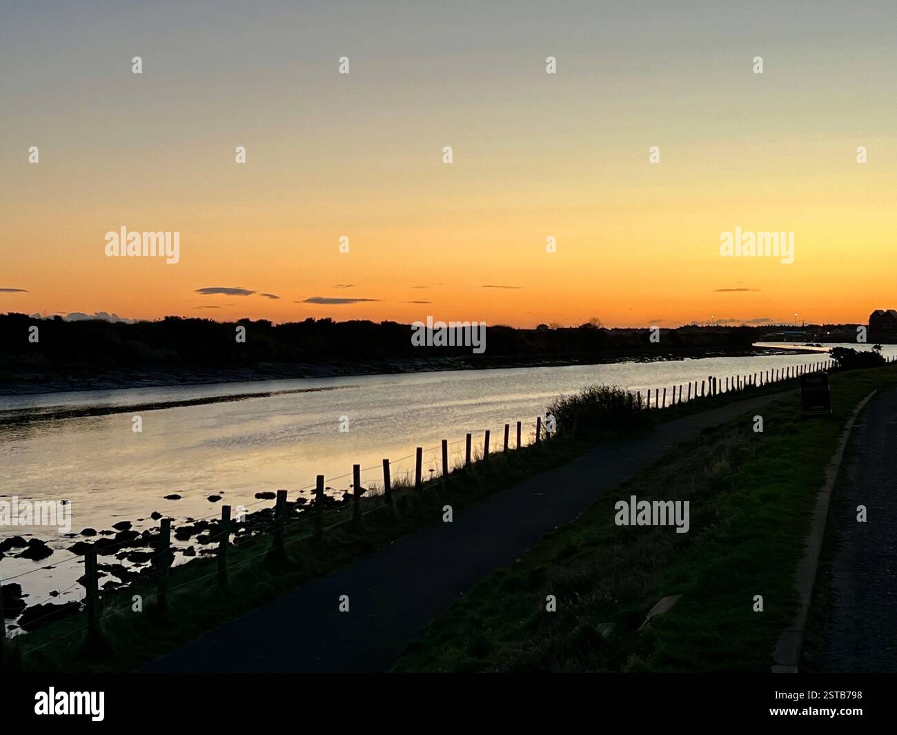 Sonnenaufgang über dem Fluss Coquet, Amble, Northumberland, Nordosten Englands, Großbritannien - Smartphone-aufgenommenes Stockfoto