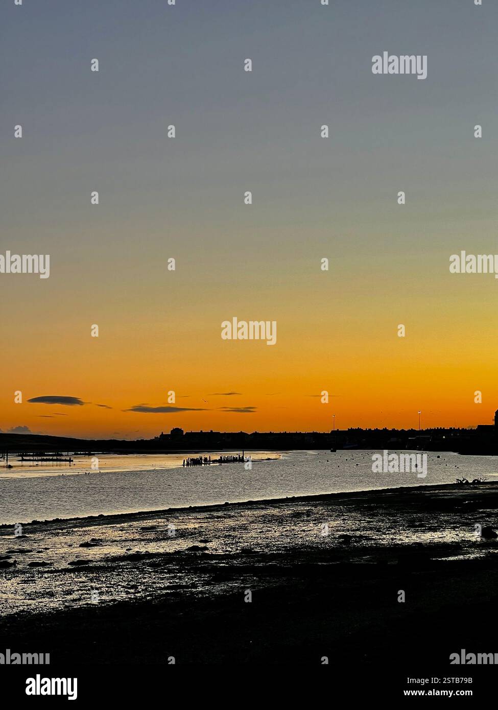 Sonnenaufgang über dem Fluss Coquet, Amble, Northumberland, Nordosten Englands, Großbritannien - Smartphone-aufgenommenes Stockfoto