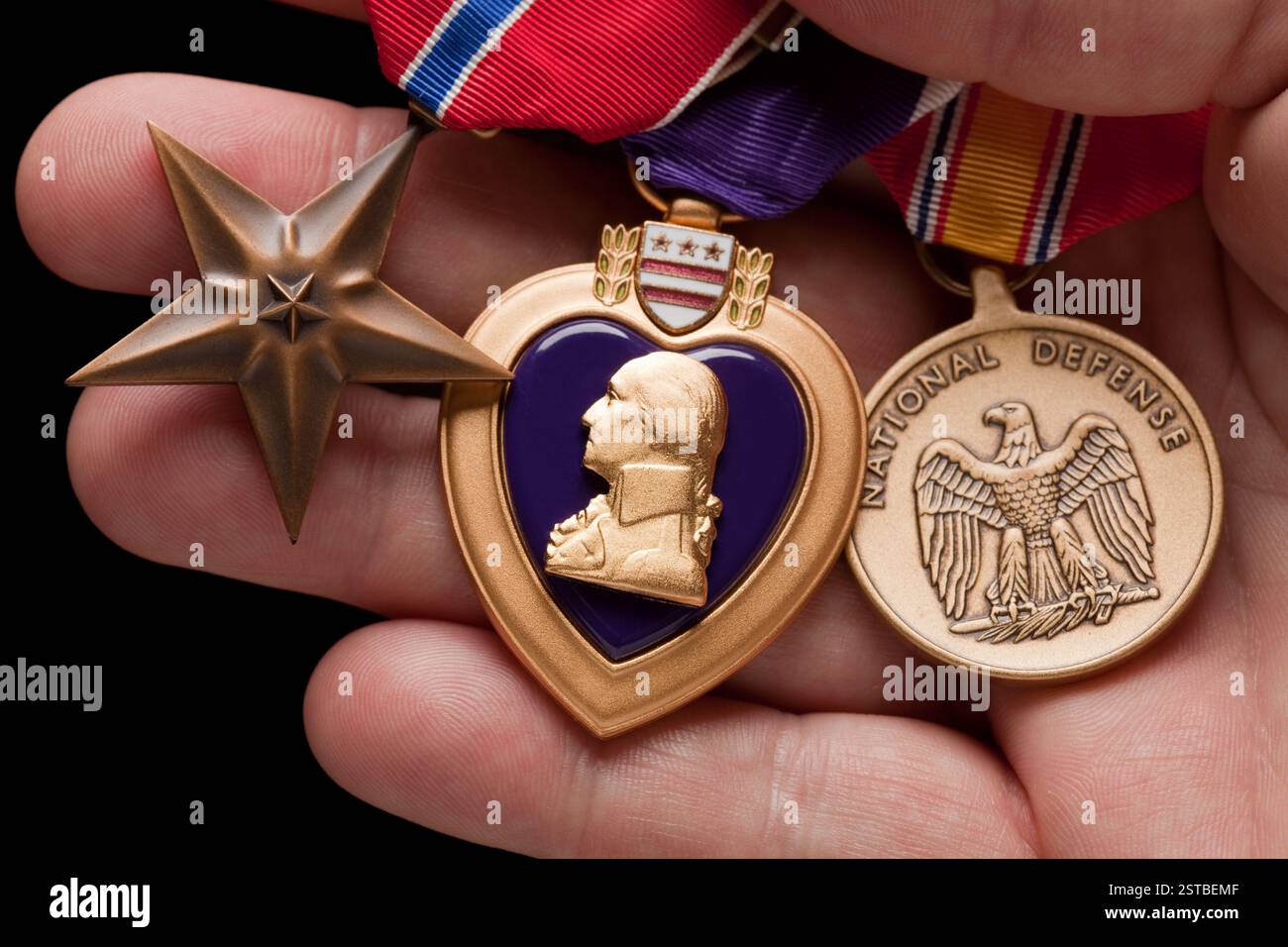 Mann mit Purple Heart, Bronze und National Defense war Medaillen in der Hand. Stockfoto