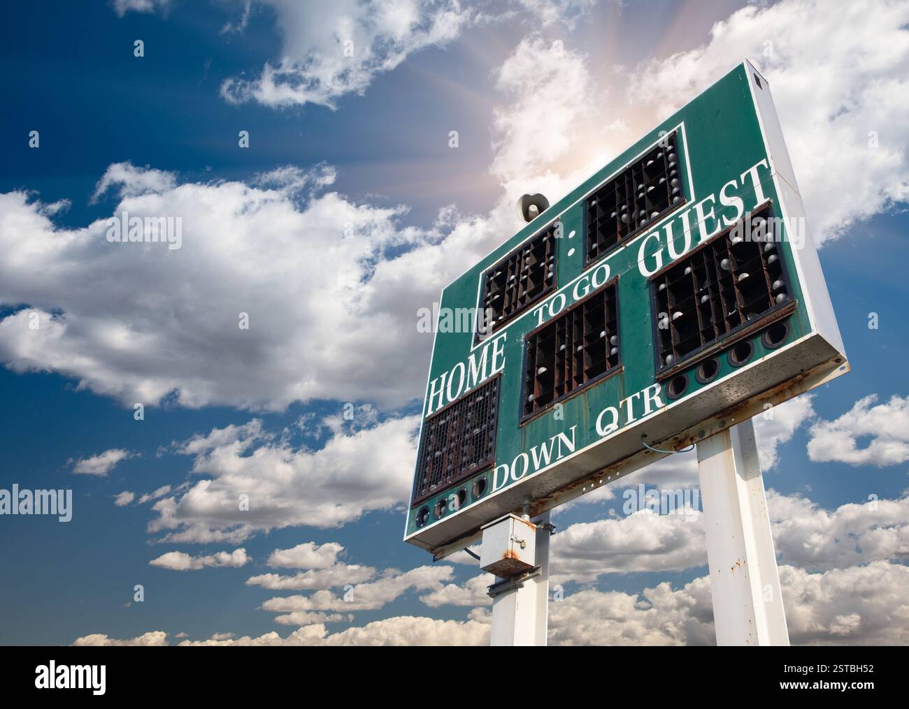 HIgh School-Anzeigetafel auf eine dramatische blauer Himmel mit Wolken und Sonne. Stockfoto