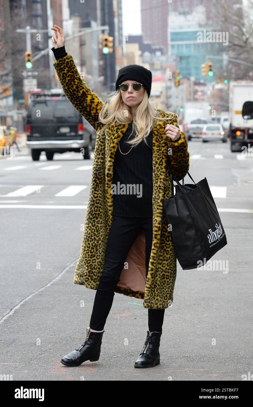 Theodora Richards wurde am 1. März 2018 in New York City gesehen, wie er ein Taxi in einem Mantel mit Leopardenmuster rief Stockfoto