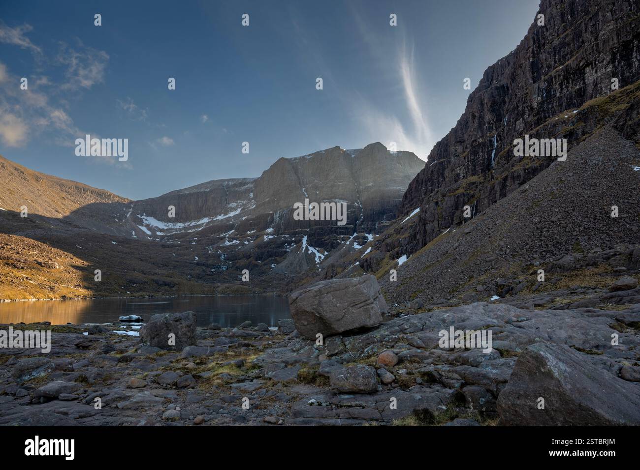 Die drei Stützpfeiler bei der Cama Mhic Fhearchair auf Beinn Eighe auf der Torridon Mountains im Nordwesten der Highlands von Schottland Stockfoto