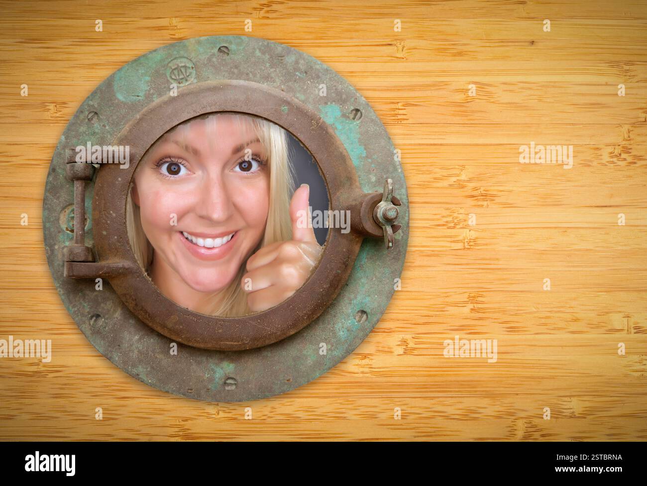 Antikes Bullauge an der Bambuswand, Frau mit aufgewandten Daumen Stockfoto
