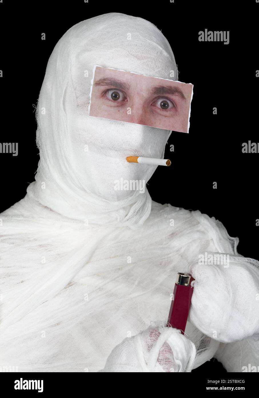 Mami mit falschem Auge und Feuerzeug Stockfoto