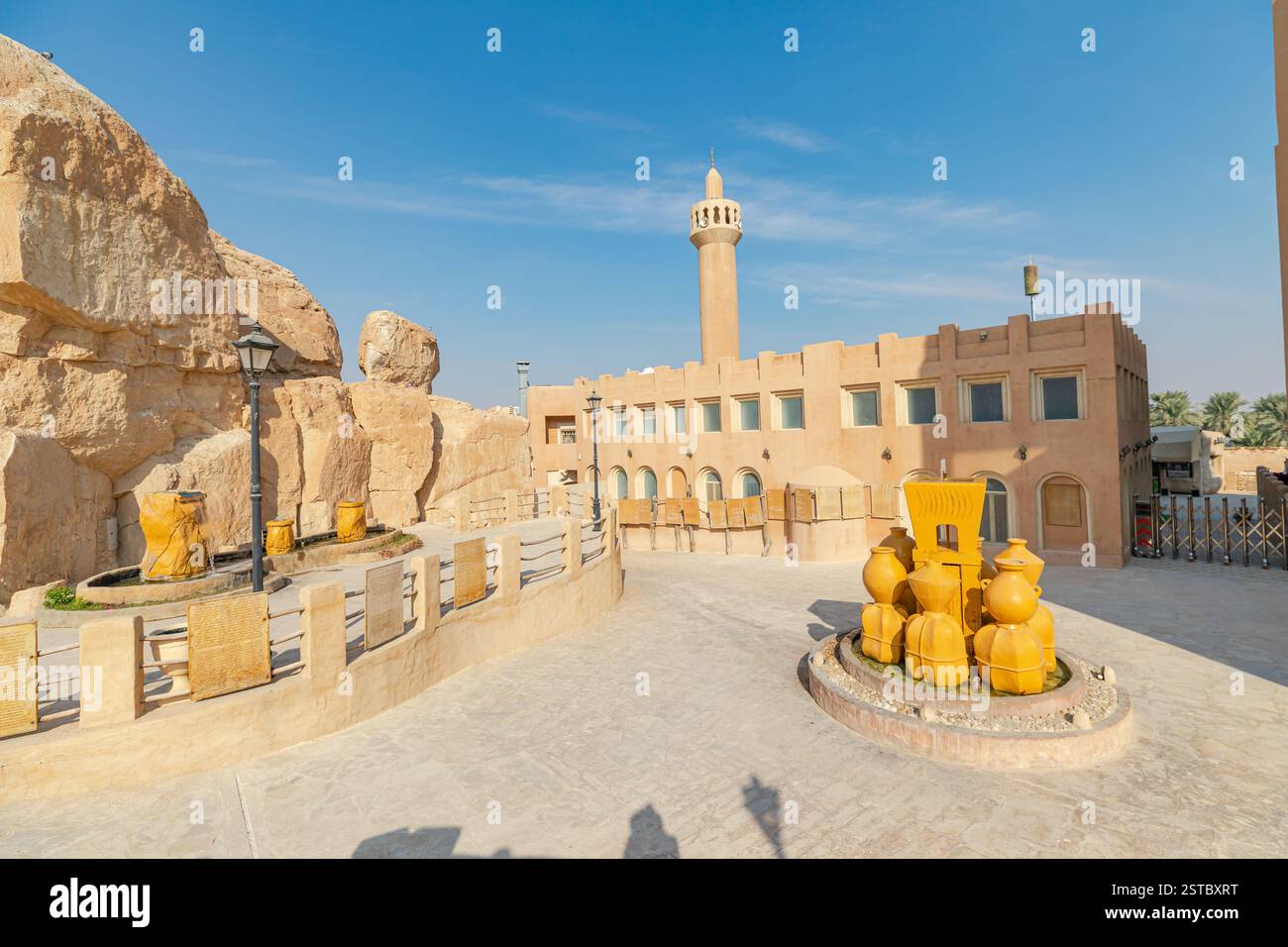 Saudi-Arabien - 1. Januar 2025: Der majestätische Berg Jabal Al Qarah ...