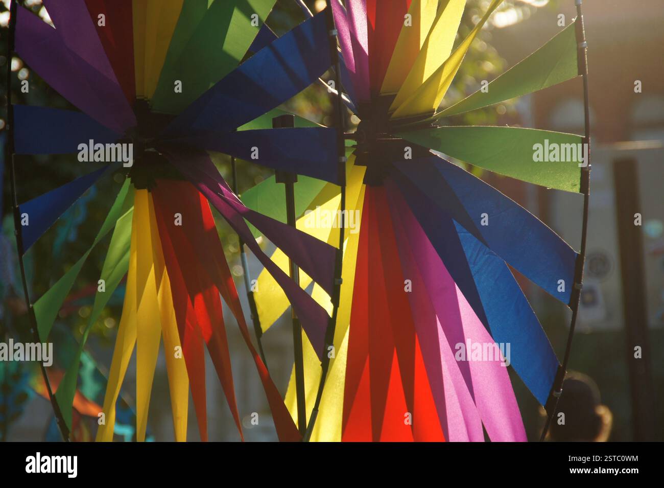 Farbenfrohe Windmühle mit Bändern, die in Miami Brise tanzen. Symbol der Hoffnung, der Möglichkeit, der Ausdauer, der Bewältigung von Herausforderungen. Stockfoto