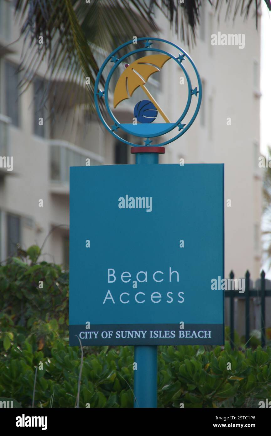 Das blau-weiße Schild in Miami zeigt in Richtung Strand. Öffentlicher Strandeingang. Wegsuche nach Sunny Isles Beach. Zugangsschild zum Strand. Folgen Sie der Beschilderung zum Relaxin Stockfoto