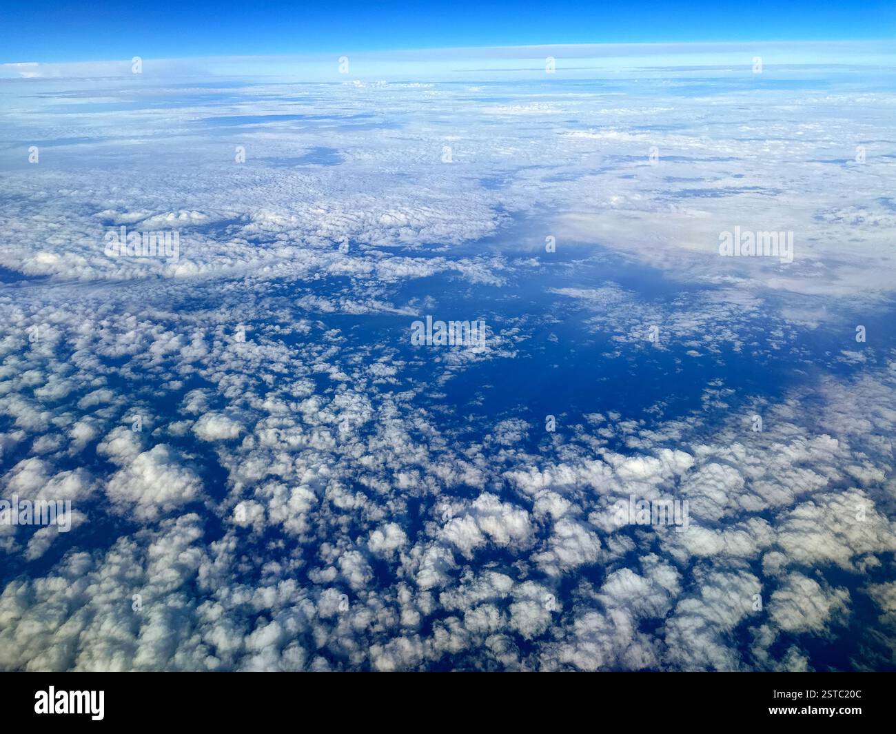 Wolkenlandschaft gesehen Froma Holiday Jet, No People, Travel Concept, Hintergrund. Kopierbereich. - Smartphone-aufgenommenes Stockfoto