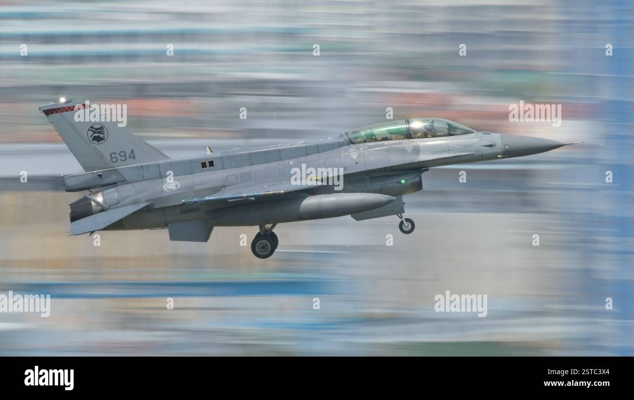 F-16-Kampfflugzeuge der Republik Singapur kehren zur Basis zurück Stockfoto