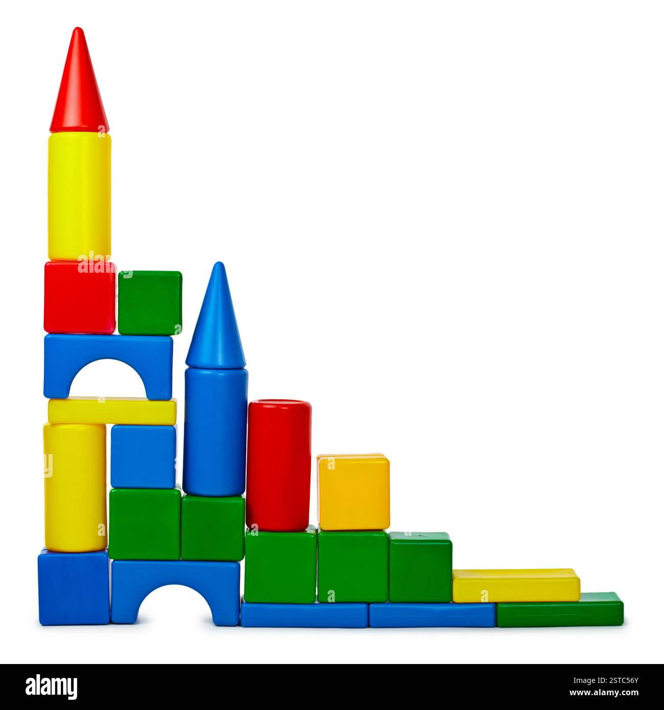 Schloss aus farbigen Plastikziegeln isoliert auf weiß Stockfoto
