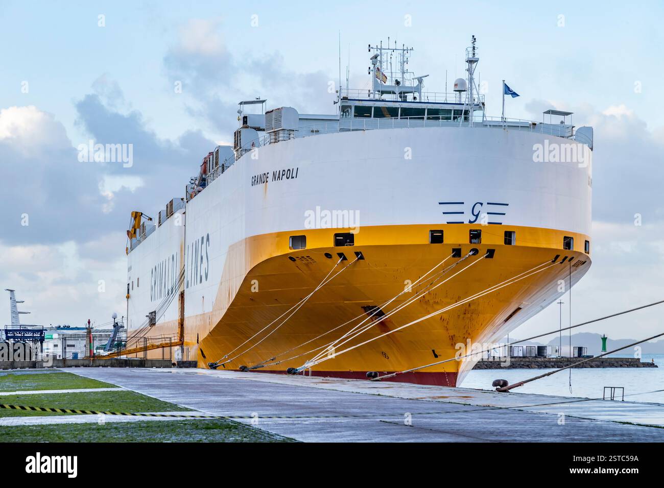 GRANDE NAPOLI (IMO 9247924, MMSI 247080200) ist ein Fahrzeugträger in Vigo, Spanien. Stockfoto