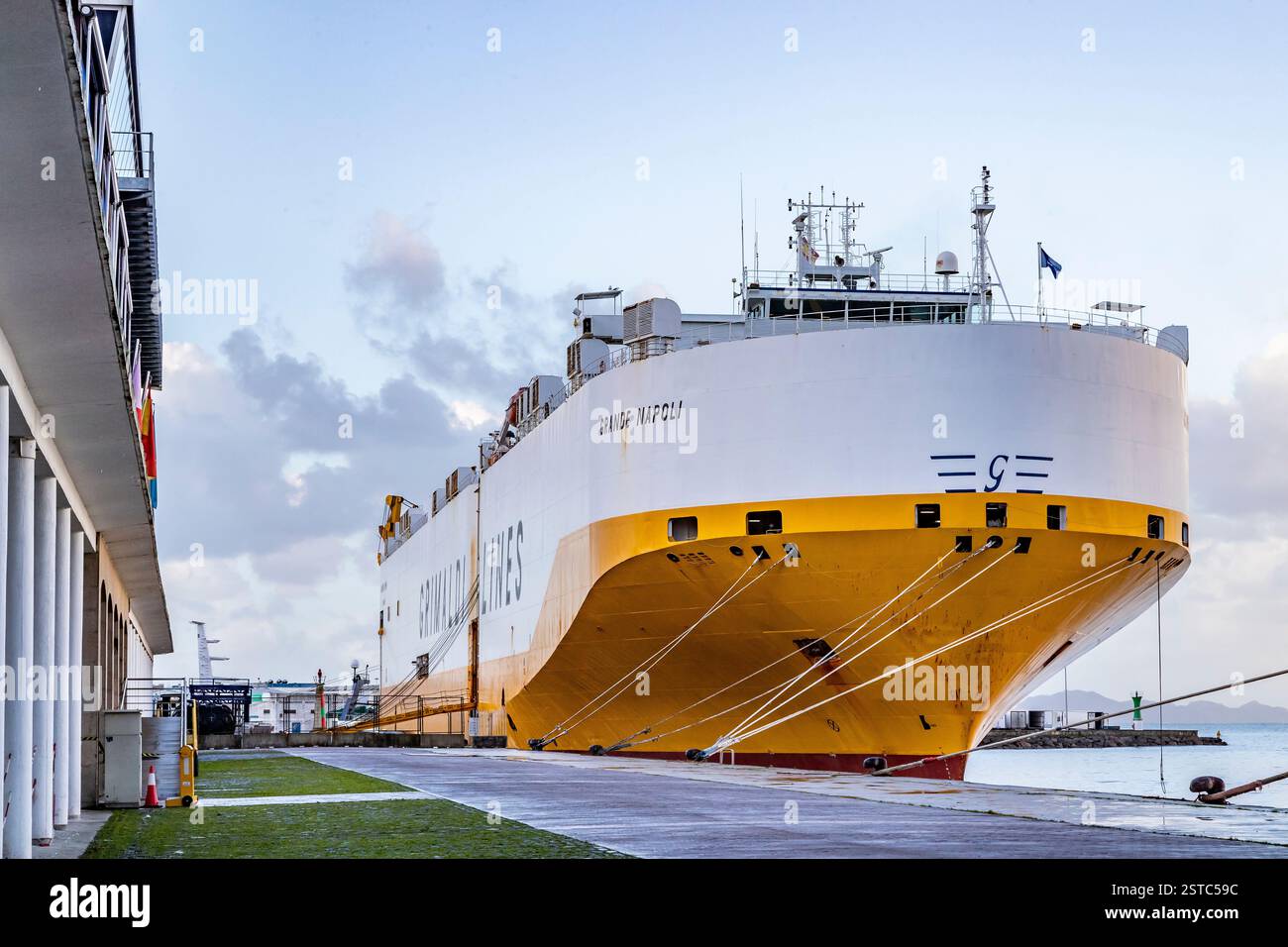 GRANDE NAPOLI (IMO 9247924, MMSI 247080200) ist ein Fahrzeugträger in Vigo, Spanien. Stockfoto