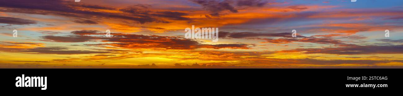 Panoramaaufnahmen des Himmels bei Sonnenuntergang - Thailand Stockfoto