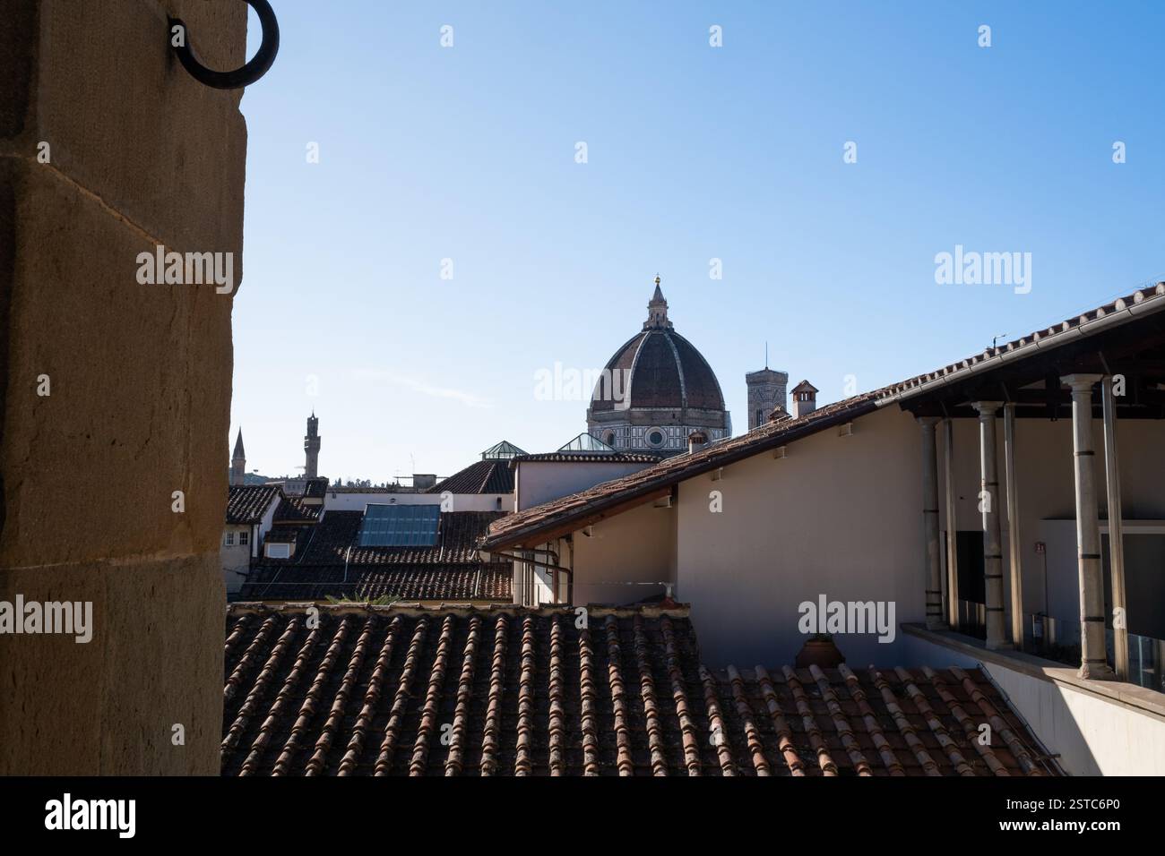 Panoramablick auf die Dächer der Stadt Florenz bei Sonnenaufgang. Die typischen Farben der Toskana mit ihren ockerfarbenen und orangen Fliesen. Ein wunderbares Reiseziel Stockfoto